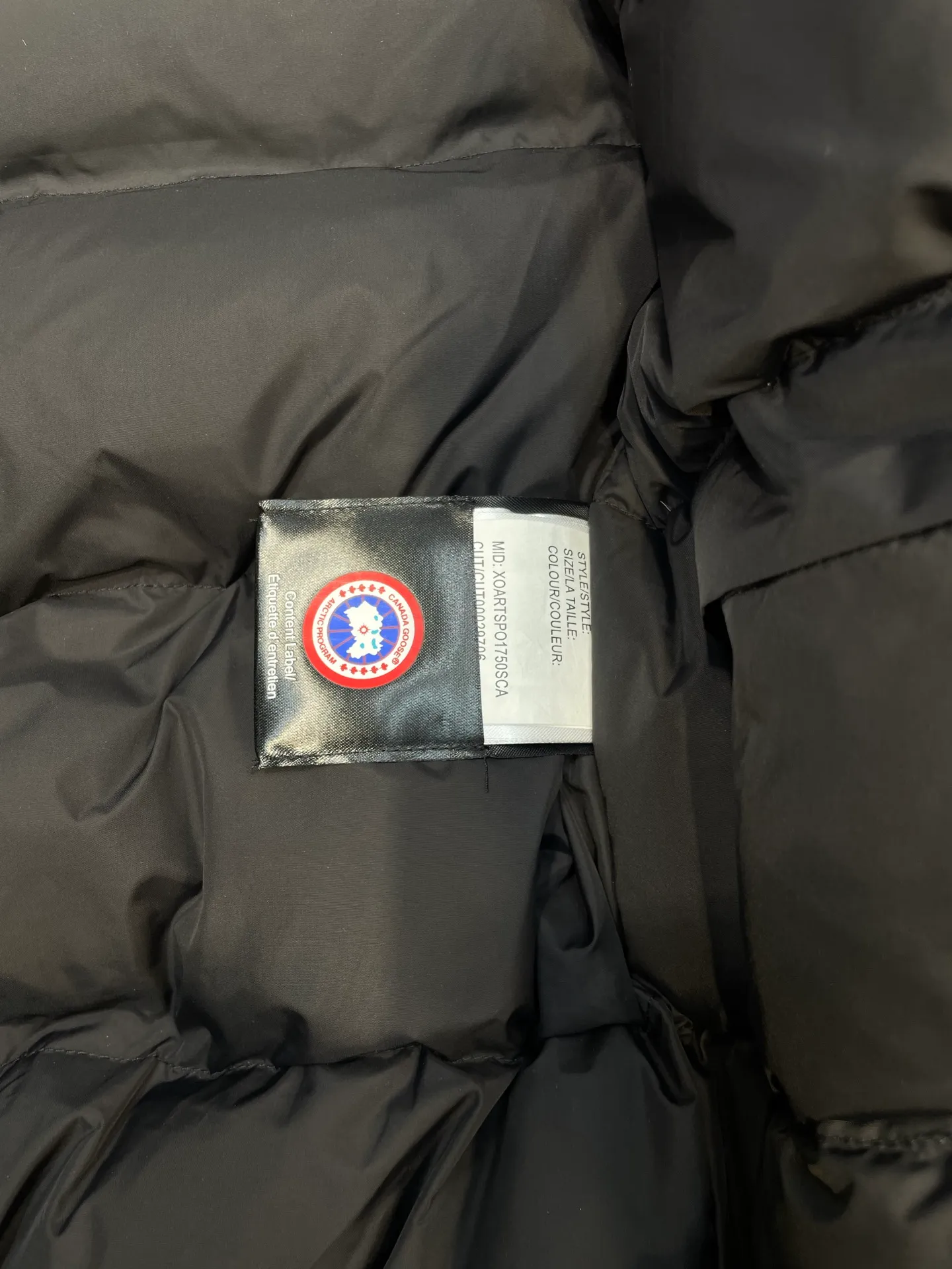 P760 high-end version Canada Goose Canada Goose #Chilliwack 7999M bomber jacket short down jacket/01 model #Men and Women Same Style# ➖ Genuine synchronous anti-counterfeiting chip sensor! ➖ Imported 21S polyester-cotton blended original fabric [last year’s 16S/18S hard fabrics have been completely eliminated, this year all use 21S genuine synchronous fabrics, the soft mid-strap feels delicate and textured], genuine synchronous Feather-Light 10D waterproof coating fabric, made of 84.5 polyester fiber and 15.5 cotton, 100% the best feel in the entire network! ➖ The genuine official website is synchronized with the national standard 80 white duck down, you can check the official website customer service, there will never be a series of misleading claims such as 90 down or goose down! ➖ Using the best nylon lining with double double-layer sealing design, velvet-proof No. 7 needle + grid-filled down ready-made garments, there is 100% no so-called velvet running! ➖ The cuffs are designed with thickened seamless threads, and the collar and pockets are lined with top-quality polar fleece to keep you warm and comfortable! ➖ Yoshida YKK provides original custom-made electroplated sliders. YKK two-way lockable zippers are tight and smooth and will not peel off paint! ➖ 3M composite guarantees that the Velcro is the same as the original, durable, and all accessories and hardware are custom-made! ➖ Imported BEHRINGER embroidery machine to customize the 10,000-needle embroidery logo, 98% of which can be reproduced to restore the original logo. You can check and compare on the official website! ➖ The fur collars are all made of large pieces of Western Canadian blue wolf hide, ensuring that each fur collar is 13-15cm wide!   Size:XS-XXL